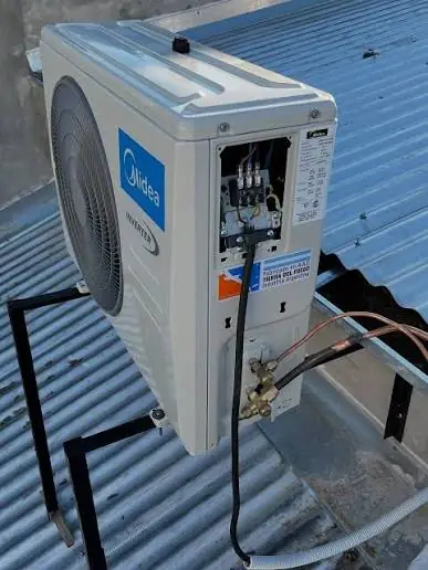 Condensadora en techo con sus válvulas de servicio a la vista