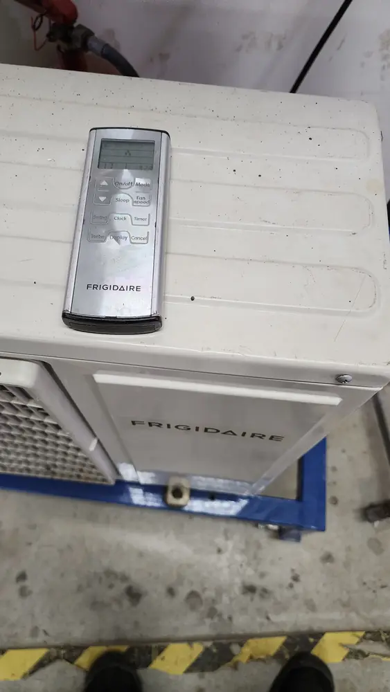 Control remoto sobre una condensadora durante una prueba