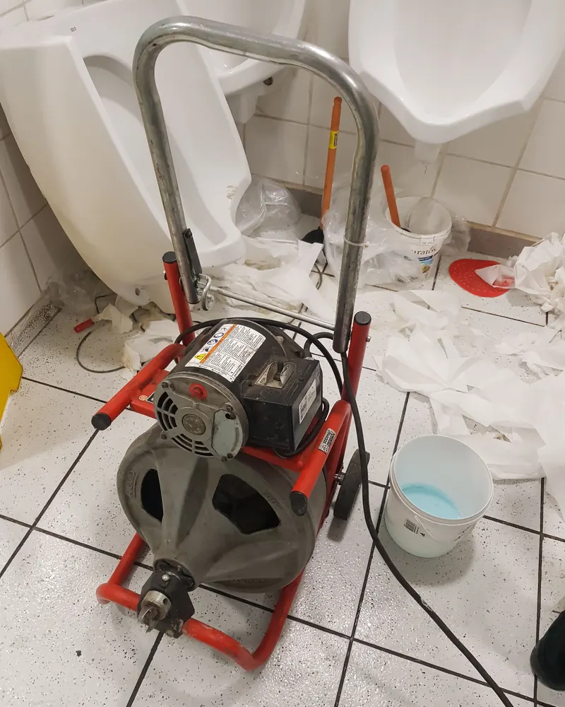 Sonda rotatoria con motor en un baño