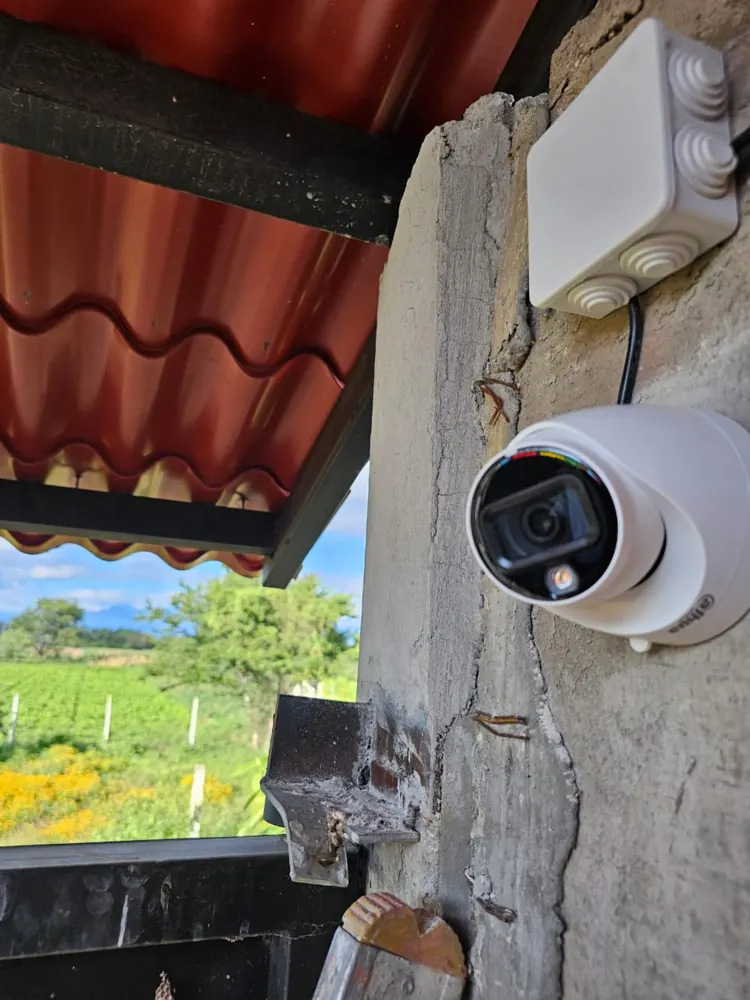 Cámara domo con caja estanca en un pilar de una casa de campo