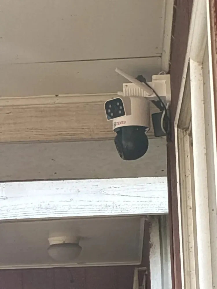 Cámara de seguridad de dos lentes bajo un alero