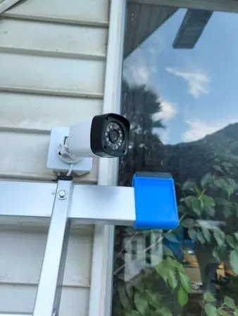 Cámara bala recién instalada en un muro con escalera al lado