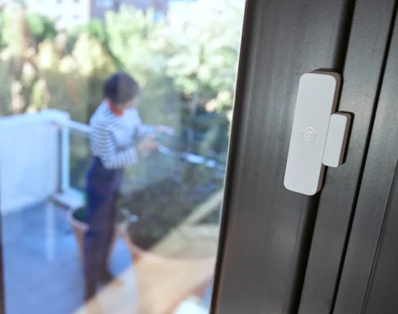 Sensor magnético instalado en el marco de una ventana