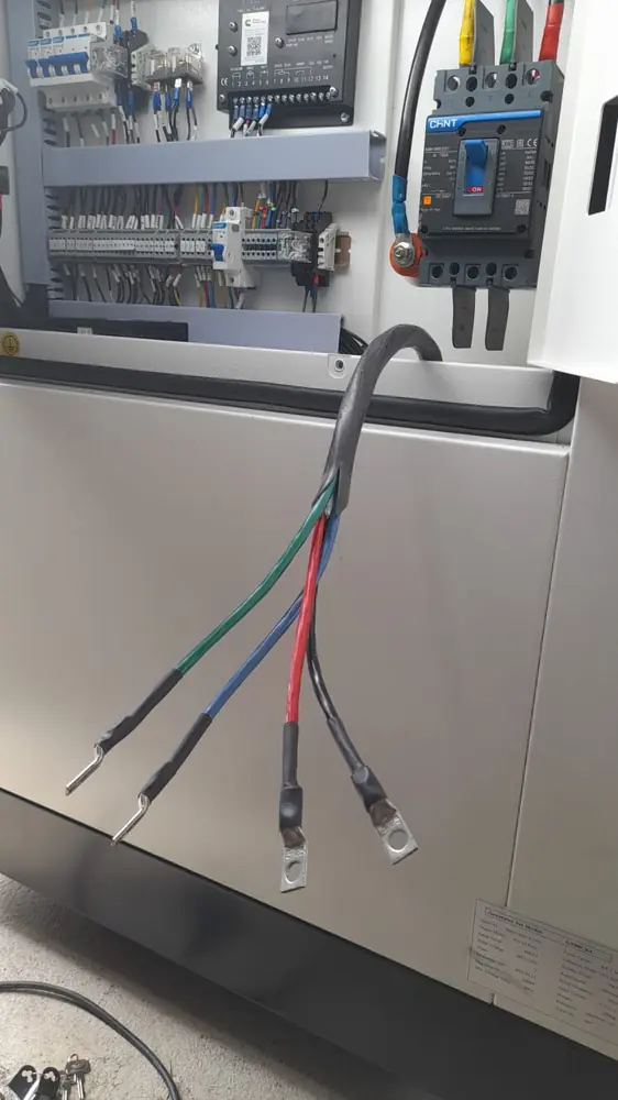 Alimentador trifásico con terminales