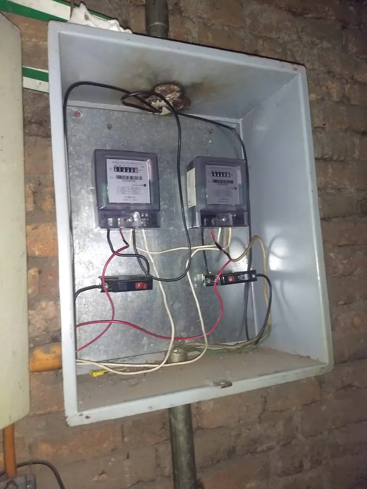 Caja metálica con dos medidores remarcadores