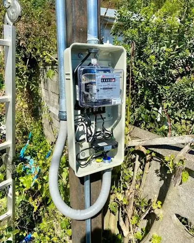 Empalme en poste con ducto de bajada y medidor