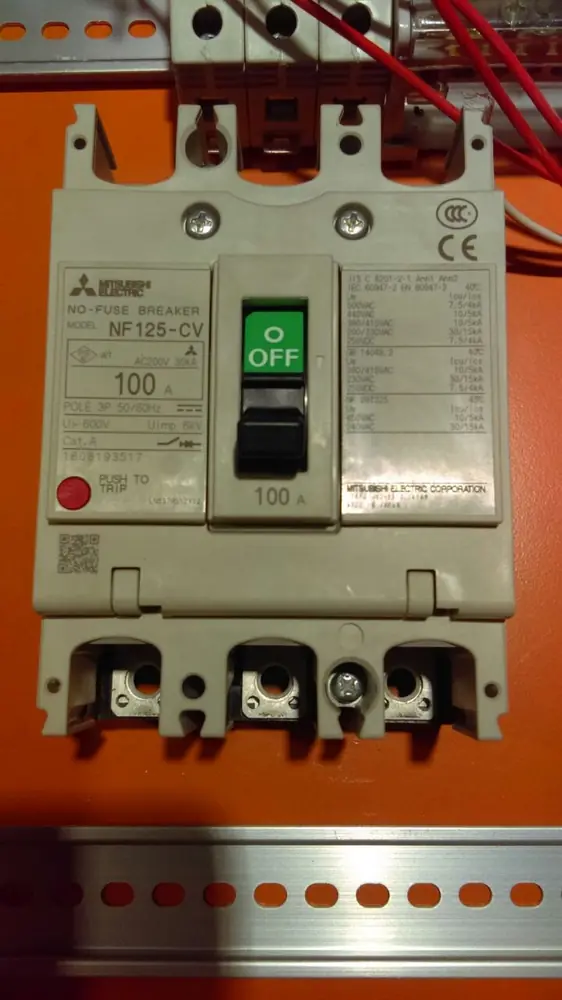 Interruptor trifásico de caja moldeada de 100 A en un tablero comercial