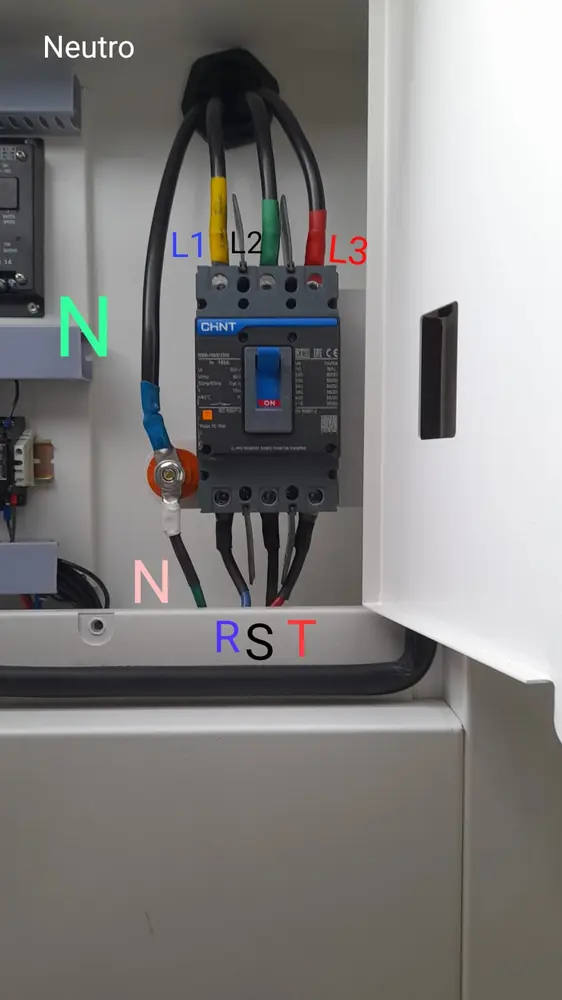 Interruptor trifásico con las fases L1, L2, L3 y el neutro rotulados