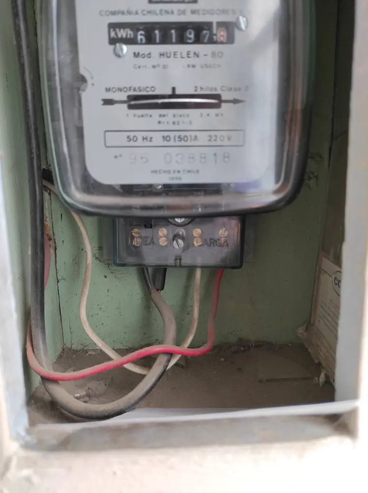 Medidor electromecánico antiguo con disco y contador de rodillos