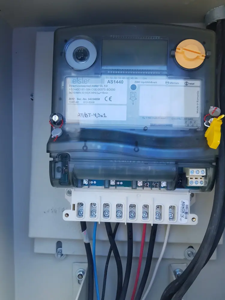 Medidor trifásico electrónico con su bornera y conductores