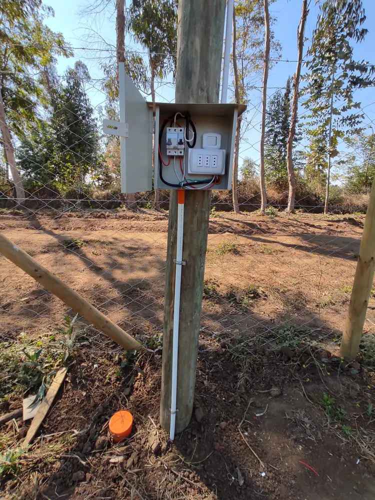 Poste de empalme nuevo en una parcela