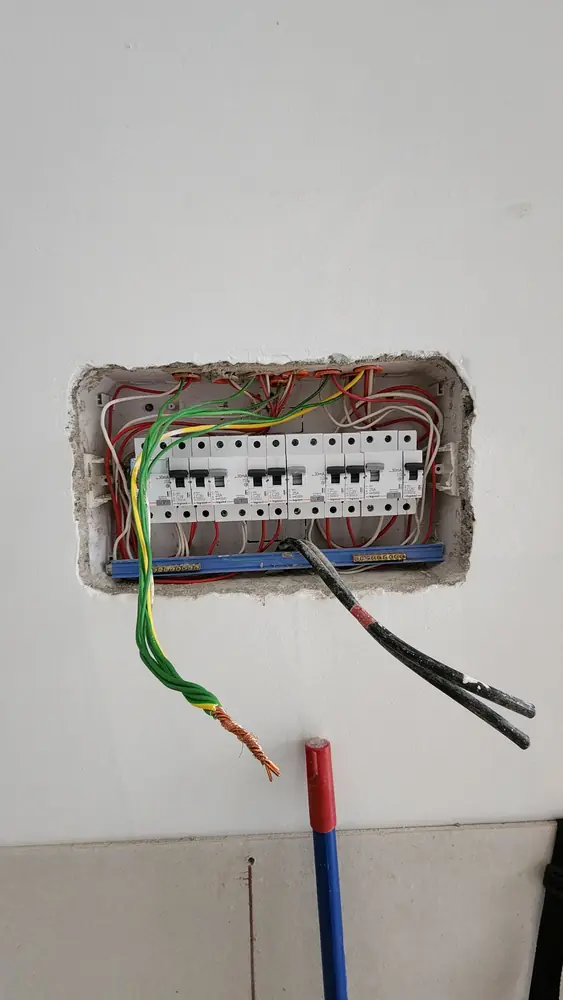 Tablero embutido en una obra nueva con los cables de los circuitos