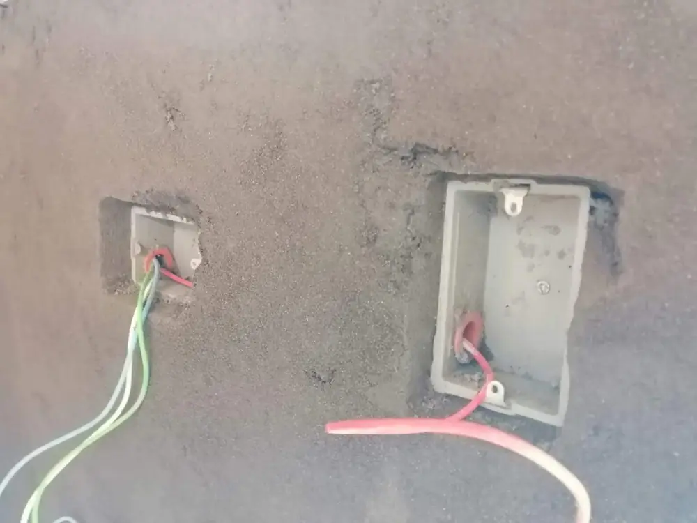 Cajas eléctricas nuevas en un muro