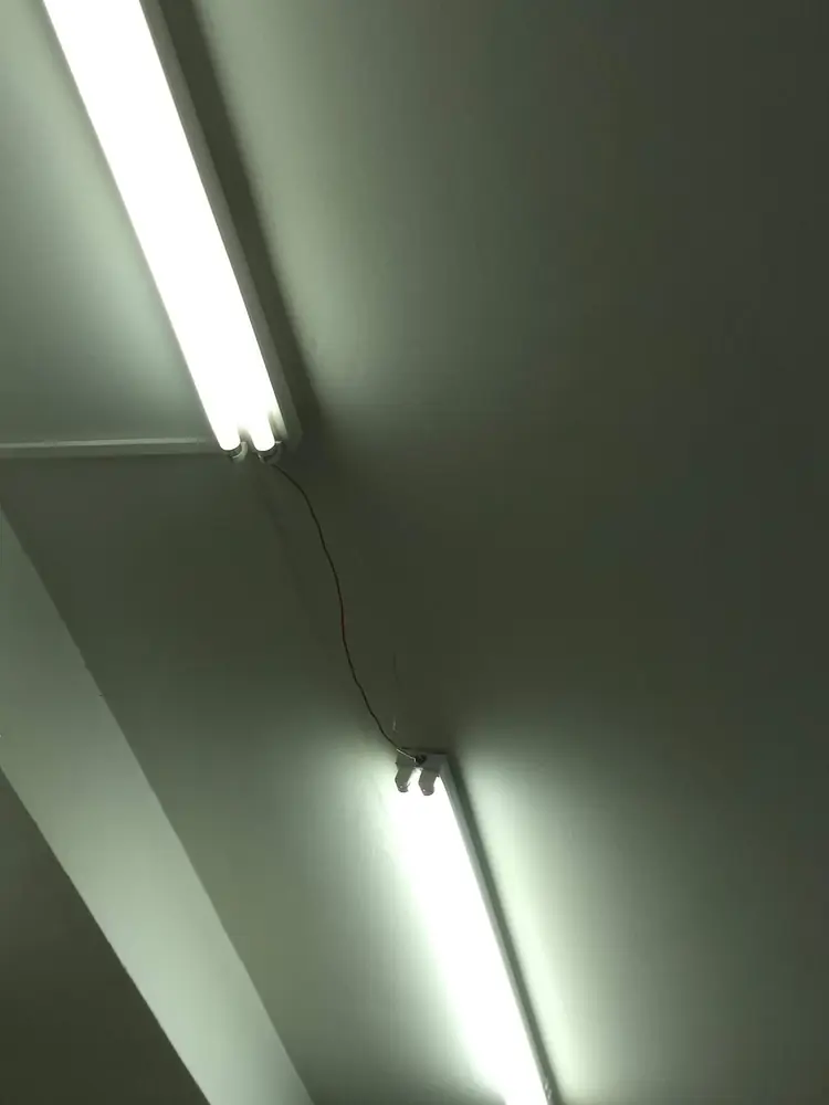 Pasillo iluminado con tubos LED instalados en el techo