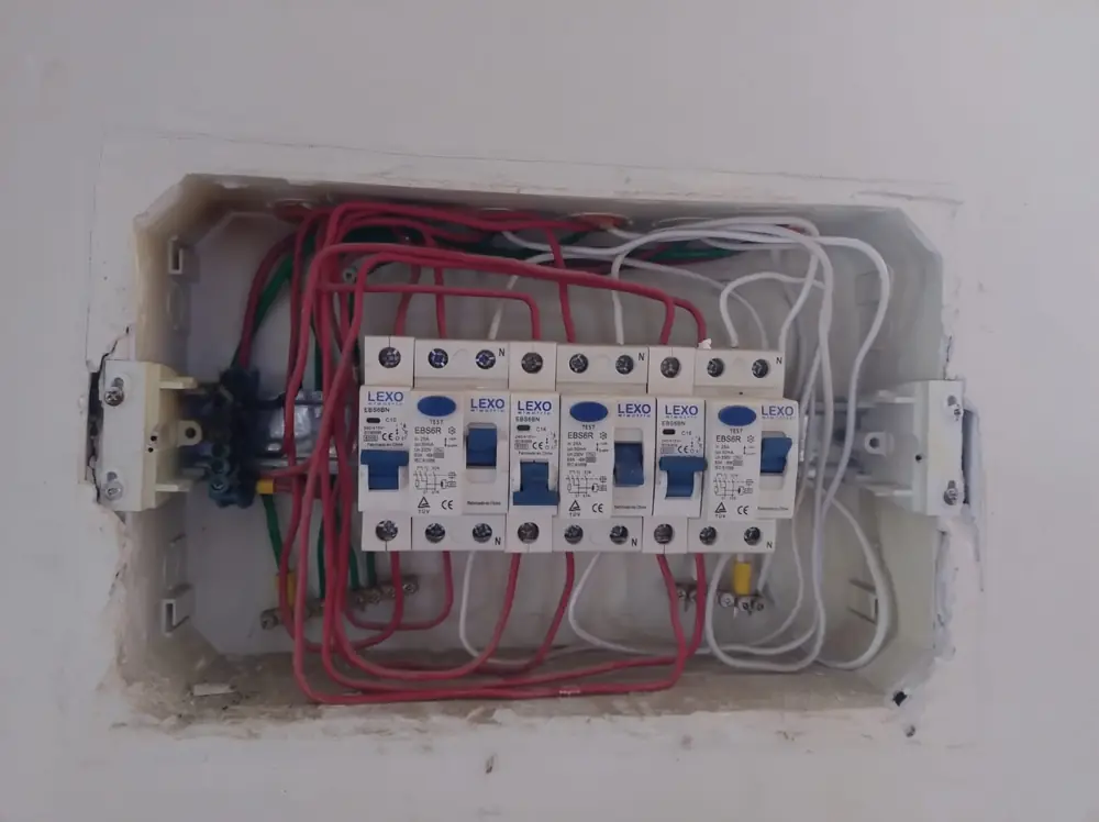 Tablero eléctrico embutido con diferenciales nuevos