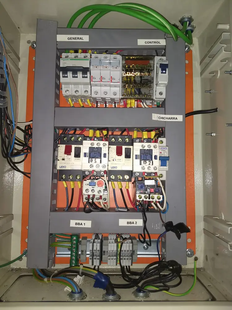 Tablero de fuerza y control con contactores y automáticos rotulados