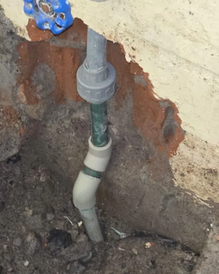 La misma cañería bajo la llave de paso, reparada con una unión americana y un tramo nuevo