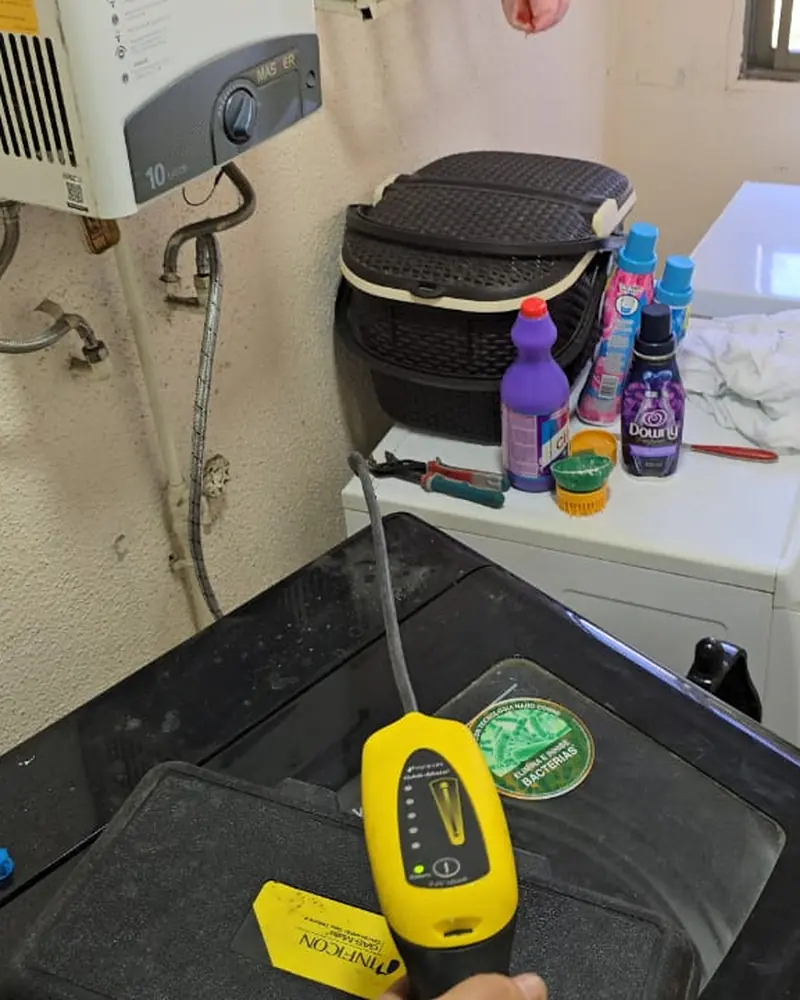 Detector de gas trazador sobre la lavadora de una logia, junto a un calefont