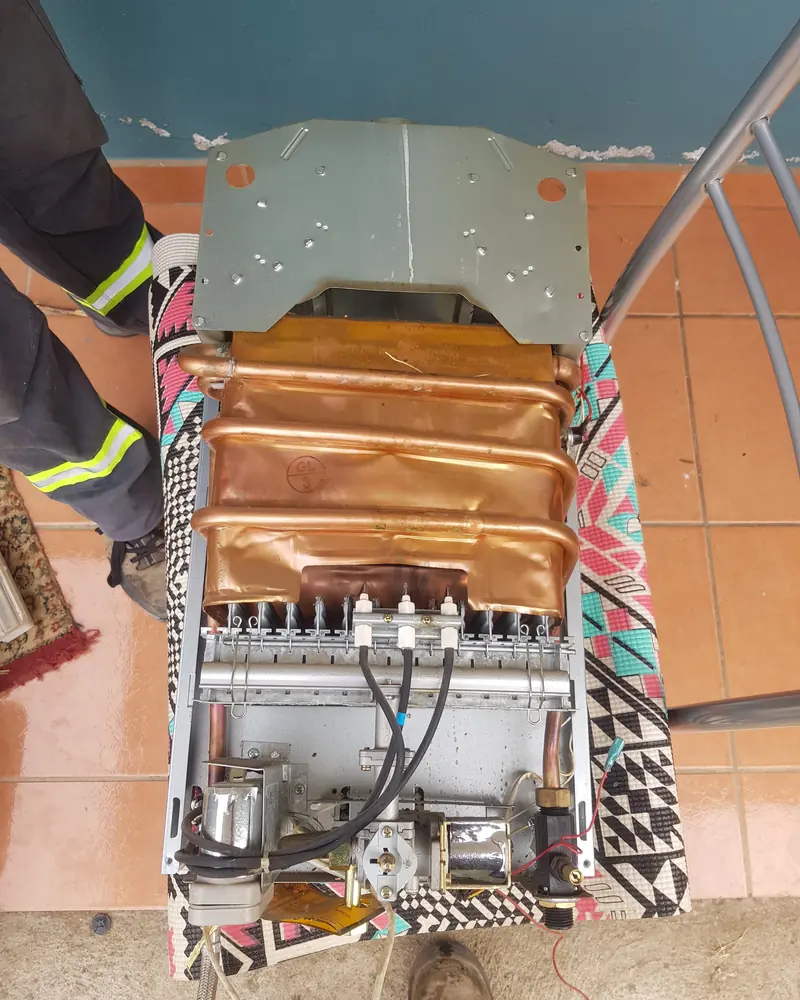 Calefont abierto sobre una mesa durante su mantención