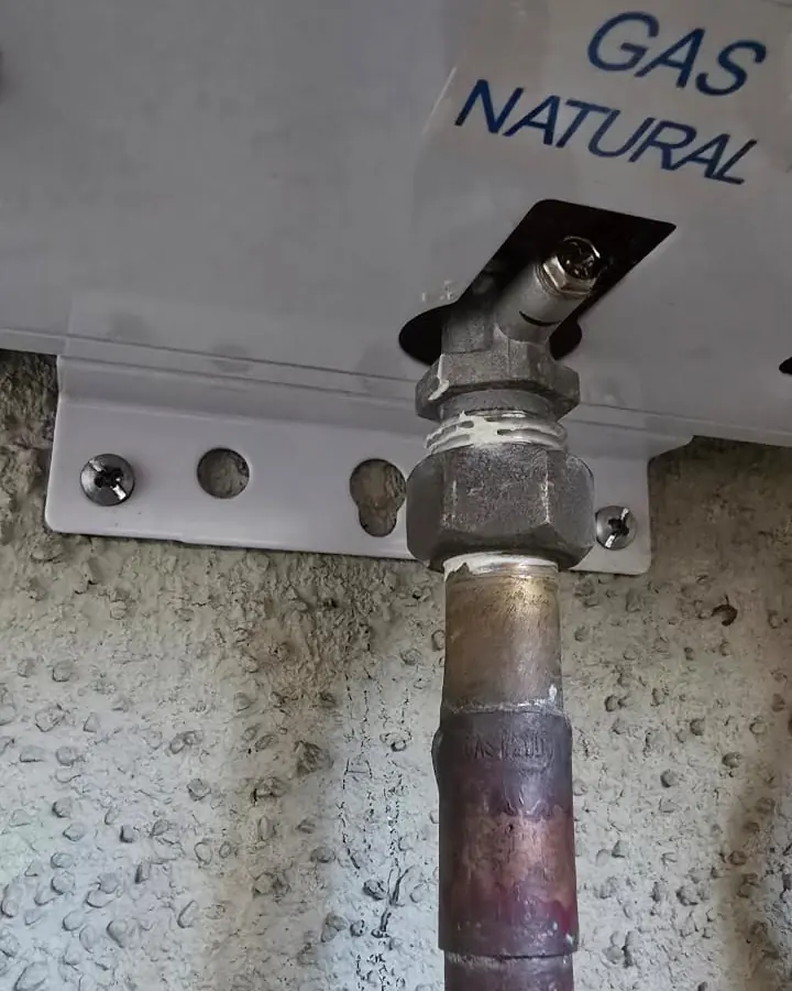 Conexión de cañería de cobre a la entrada de gas natural de un calefont