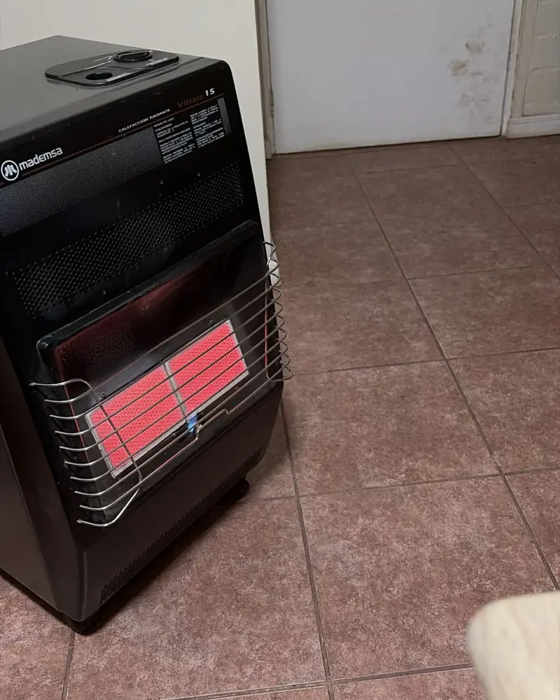 Estufa infrarroja a gas encendida