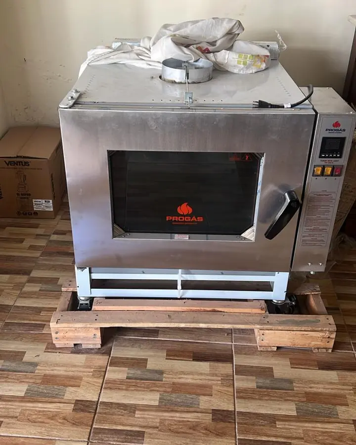 Horno industrial de acero sobre una base de madera