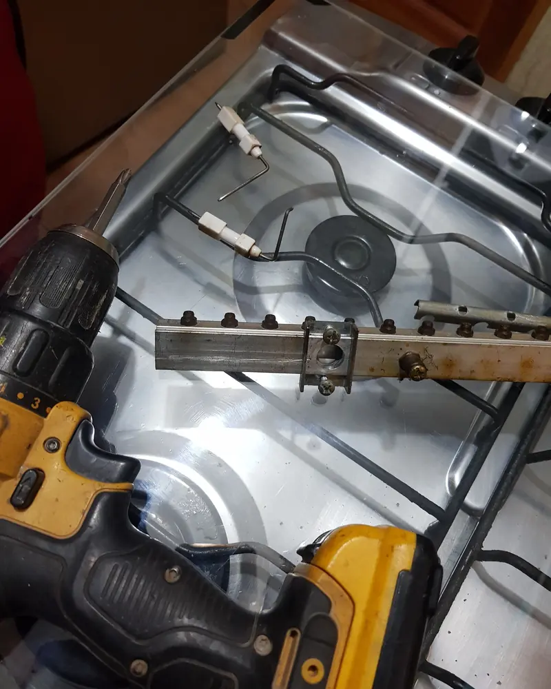 Encimera a gas con un taladro al lado durante la instalación