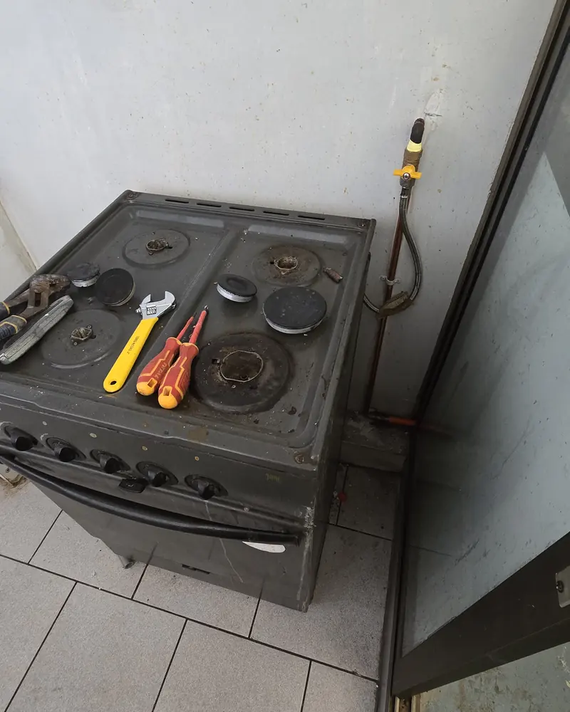 Cocina en reparación con herramientas