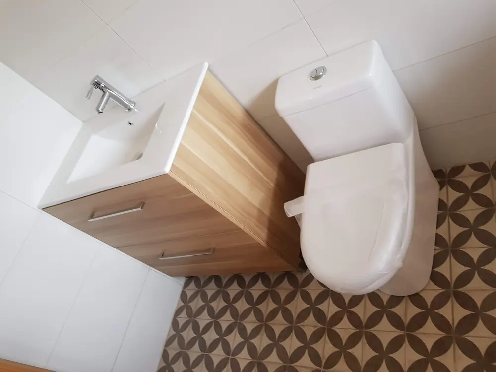 Baño con vanitorio y WC recién instalados