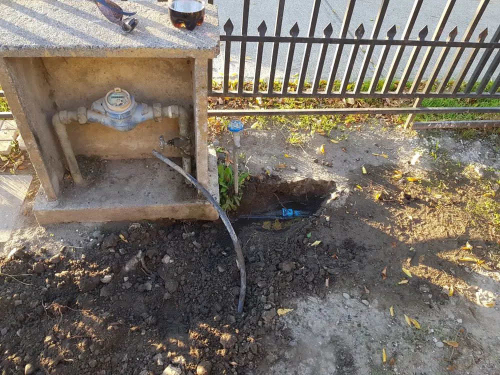 Nicho del medidor de agua con la cañería nueva hacia la casa