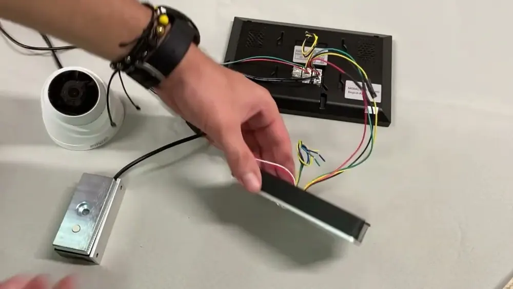Cerradura magnética y botón de salida conectados a un monitor