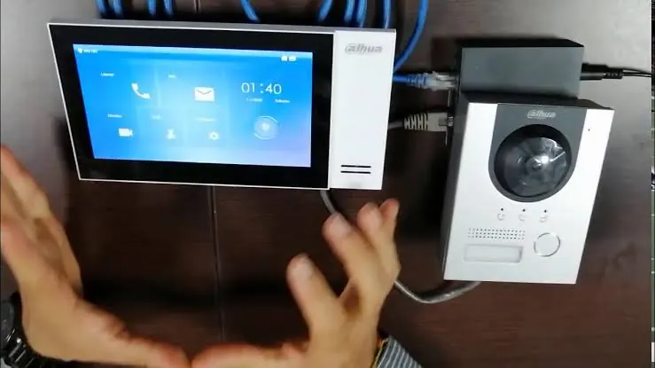 Monitor y frente de calle de un videoportero IP durante la configuración