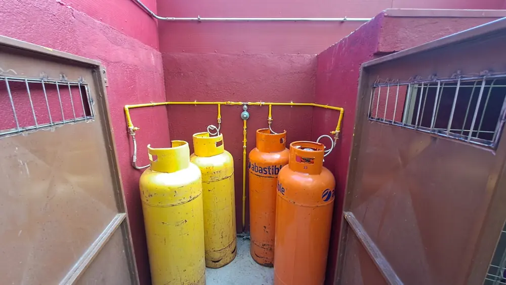 Caseta de cilindros de gas conectados a una red de cobre