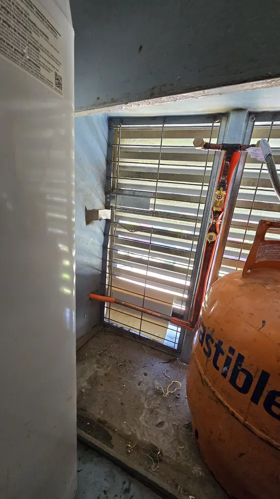 Cilindro de gas de 45 kg dentro de una logia, junto a una ventana