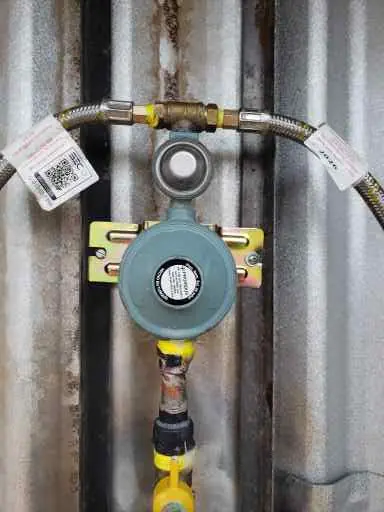 Regulador de gas con dos flexibles certificados conectados