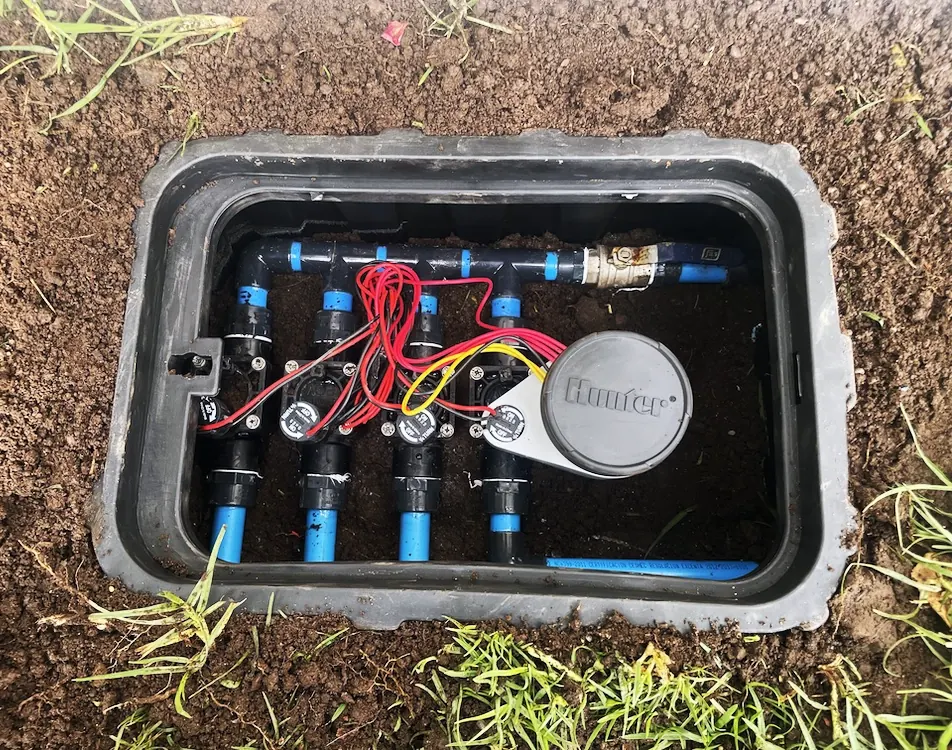 Caja de válvulas con electroválvulas cableadas y conexiones estancas
