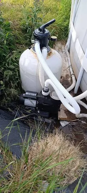 Filtro de arena conectado a una piscina estructural con mangueras