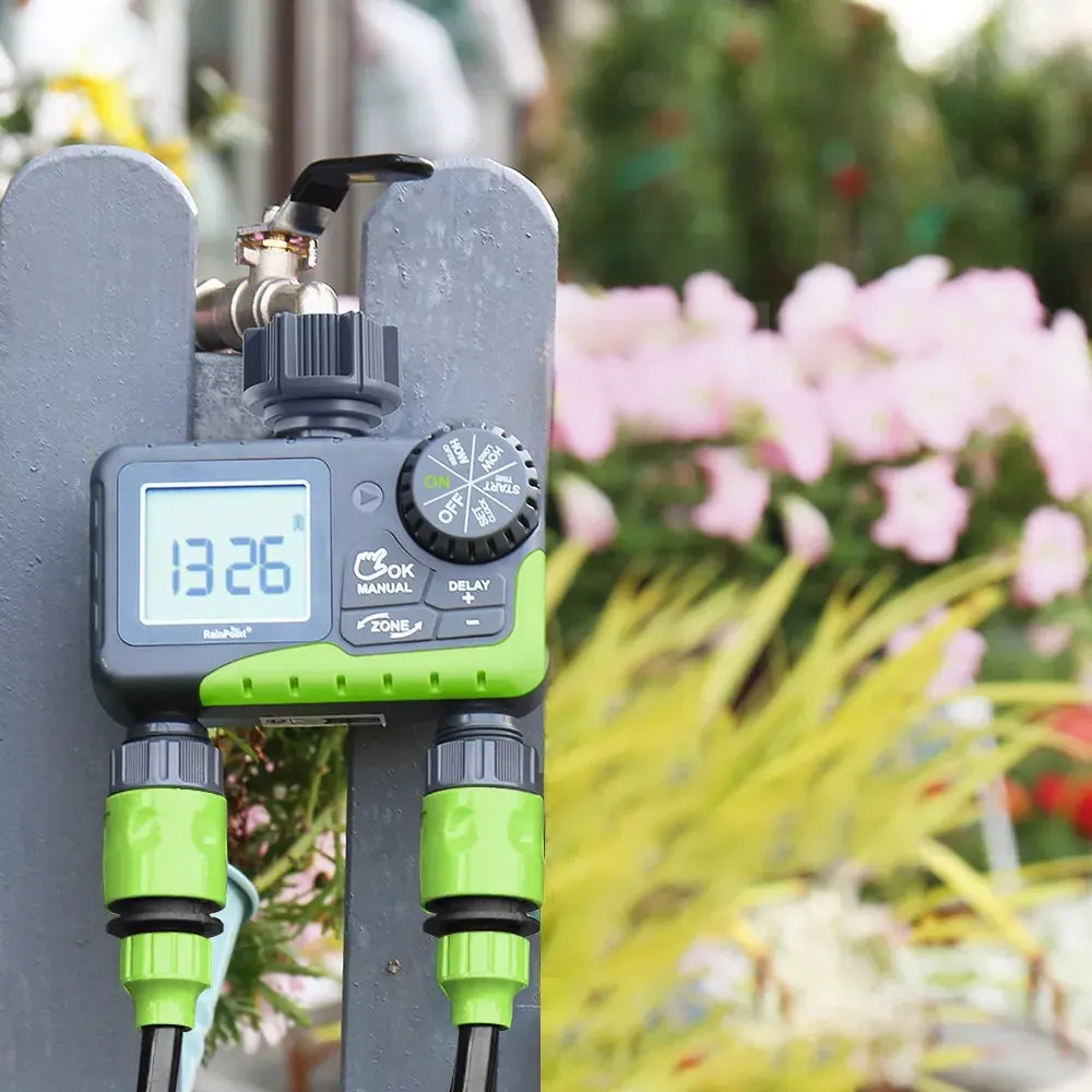 Programador de riego de dos salidas conectado a una llave de jardín